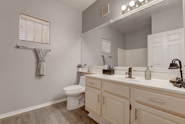 Building Photo - 855 N Stephanie St