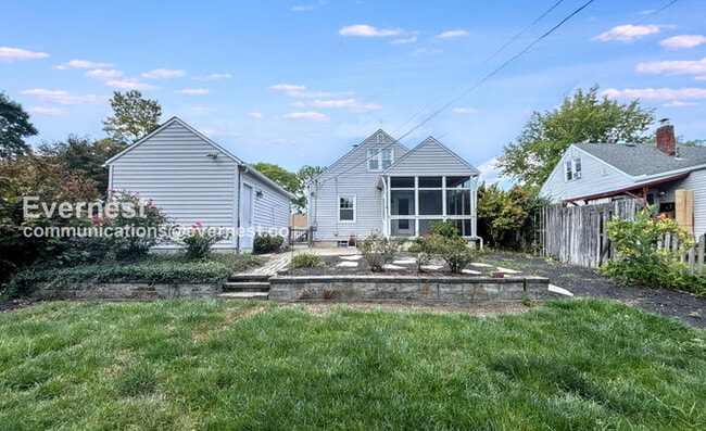 Building Photo - 887 W 10th Ave