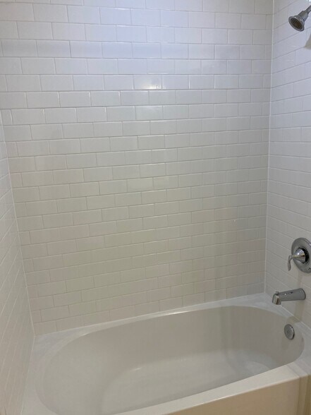 2nd Full bath - Tub - 2023 Summer St