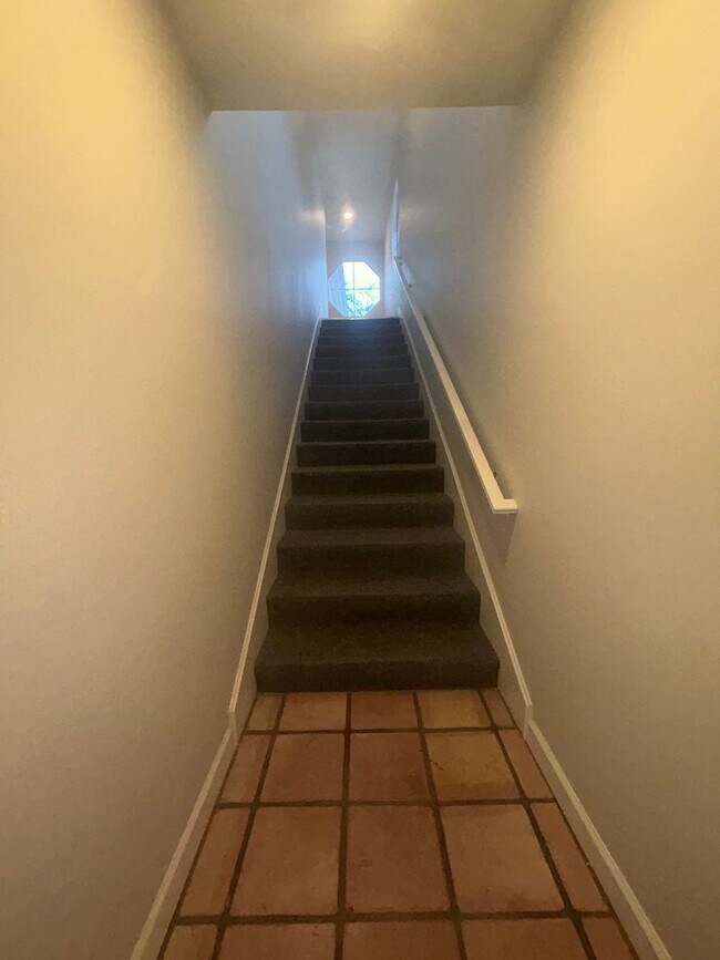 Building Photo - Beautiful 3 Bedroom 2 Bath condo!!