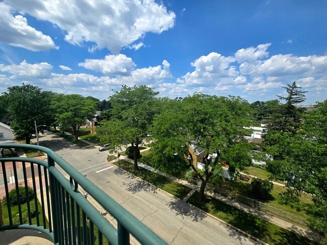 Building Photo - 100 W Roosevelt Ave