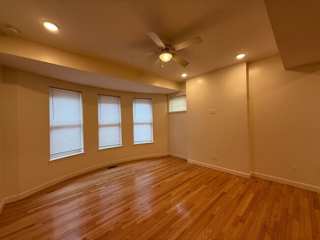Building Photo - 211 E Lane Ave