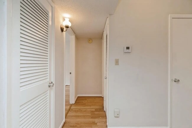 Building Photo - 104 Country Club Dr