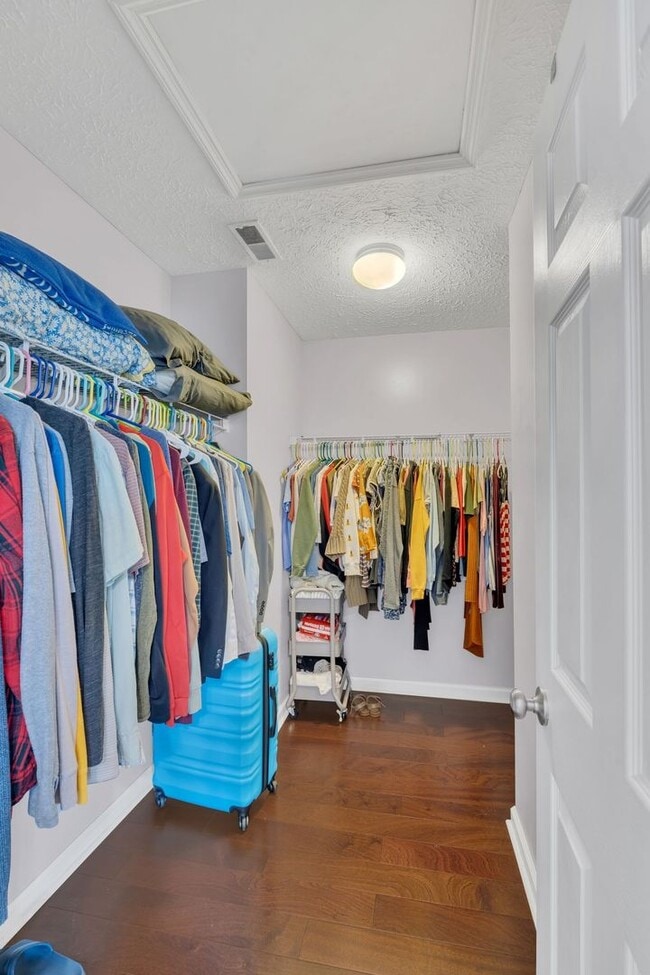 Building Photo - Three bed two bath home with 2 car garage. Less than 7 miles from airport & close to Percy Priest...