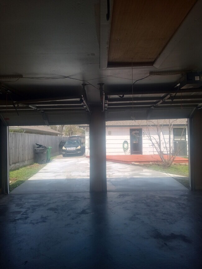 Building Photo - 9613 Westview Dr