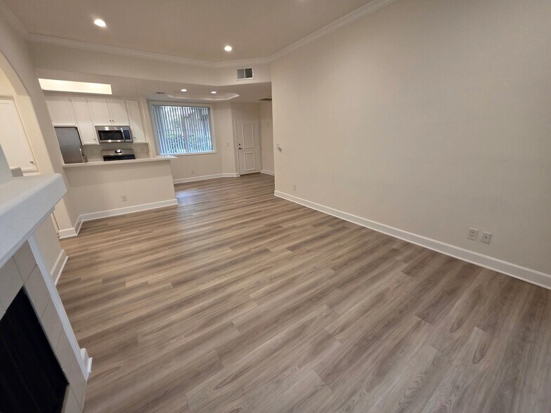 Building Photo - 2669 S Barrington Ave