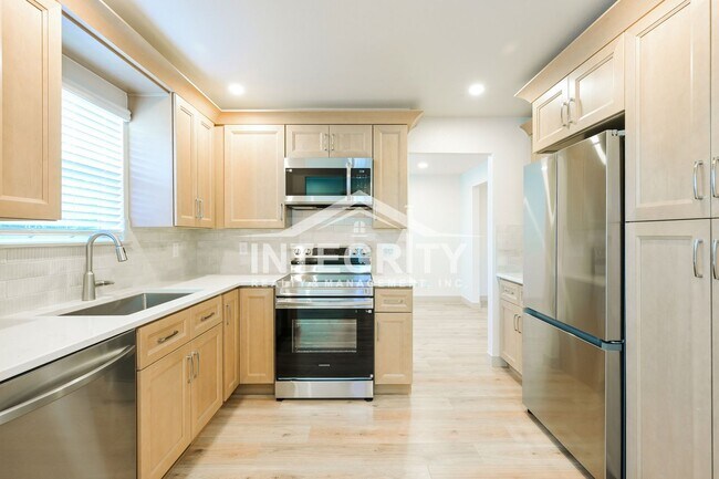 Building Photo - 6475 W Kingsley Ave