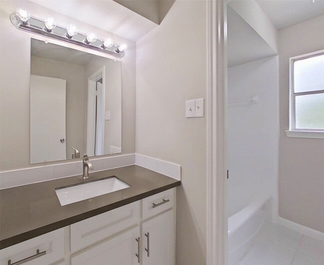 Building Photo - 20206 Lake Sherwood Dr