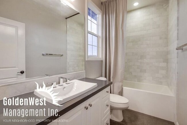 Building Photo - Gorgeous 2Bdm 2.5Ba Custom Model Townhouse in a Gated Community