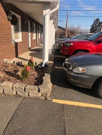 Building Photo - 39 Meadow St