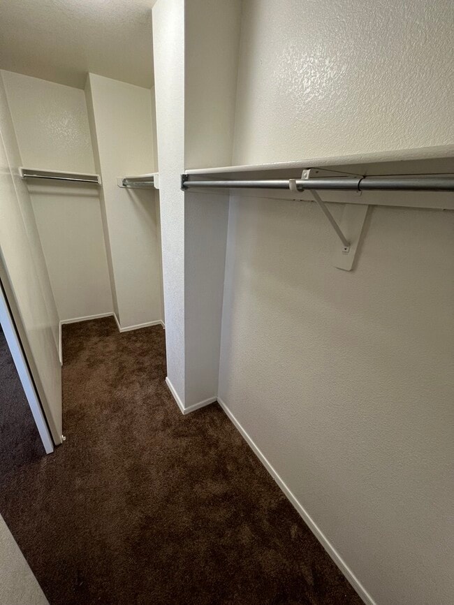 Building Photo - HOUSE FOR RENT