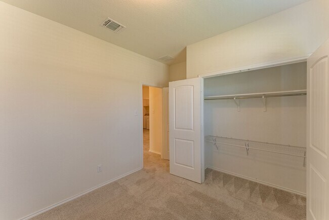 Building Photo - Elegantly Spacious 3-Bed, 2-Bath Home in Round Rock