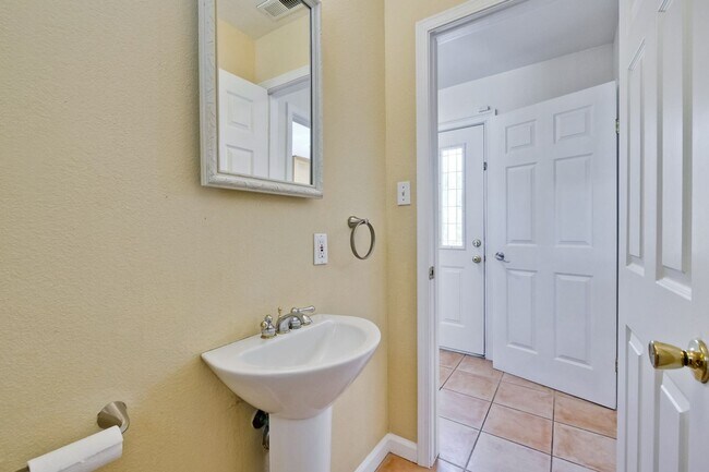 Building Photo - Large single family 4 Bed, 2 1/2 Bath Home...