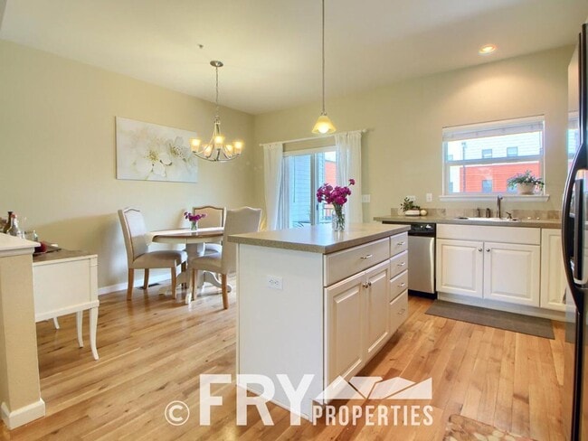 Building Photo - Multi-Level Townhome in the Heart of Belmar