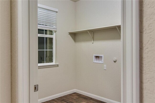 Building Photo - 309 Naset Dr