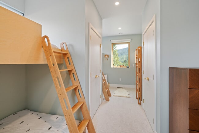 Building Photo - 730 Solitude Ln