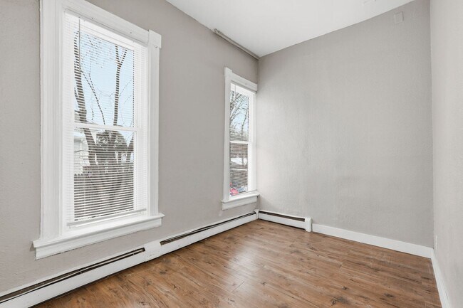 Building Photo - Move in Special! 1-Bed 1-Bath Unit Available Now in St. Paul!