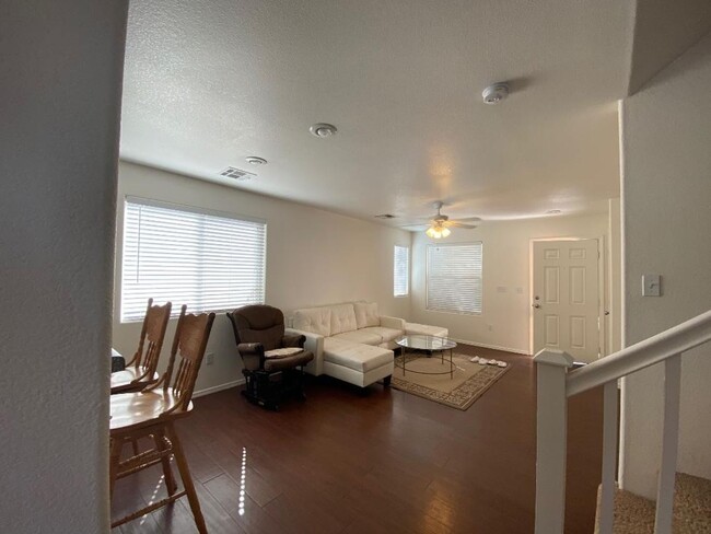 Building Photo - SW 5 BEDROOM w/2 YEAR LEASE!!