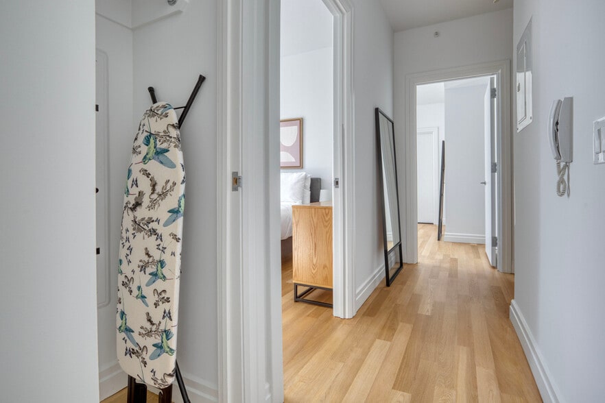 Building Photo - 550 W 54th St