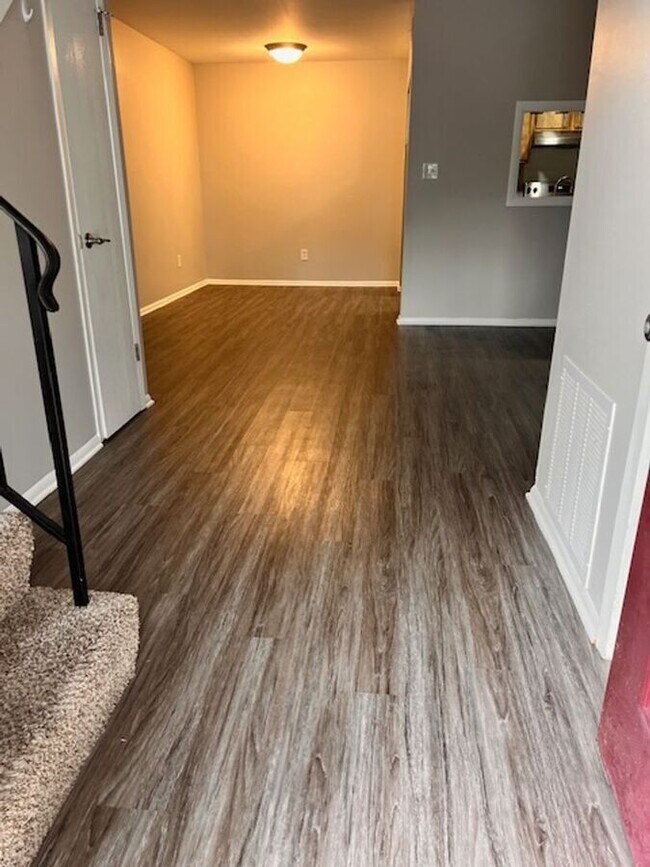 Building Photo - 1043 Scarborough Ct