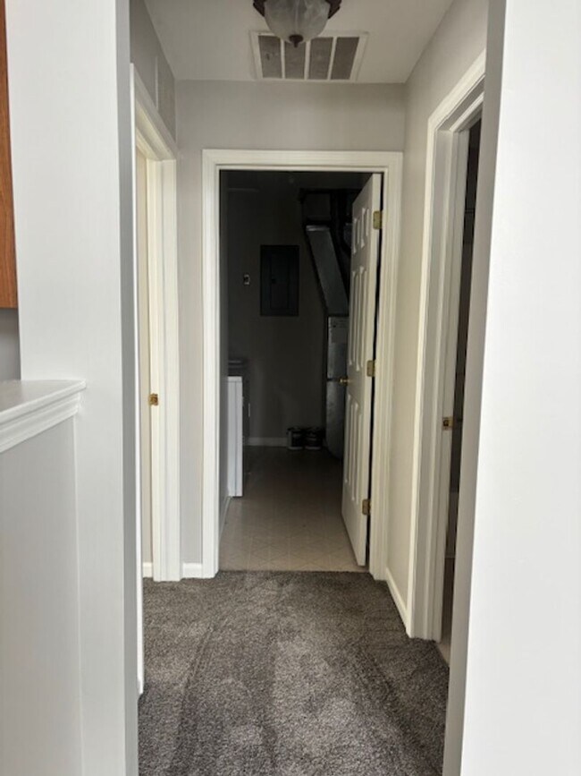 Building Photo - BEAUTIFUL 2 BEDROOM 2 BATH CONDO!