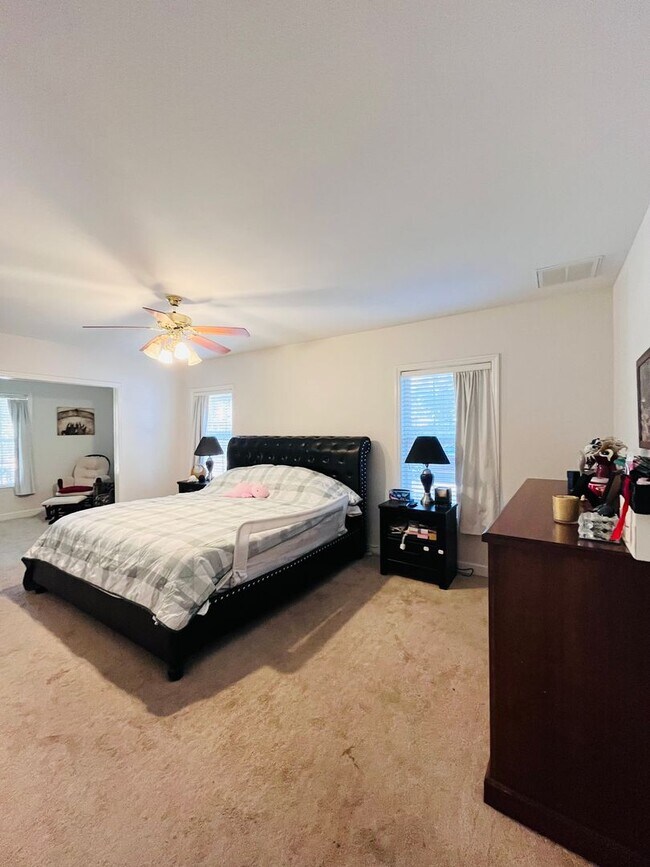 Building Photo - Fabulous 3 Bed/2 Bath with 2 car garage home