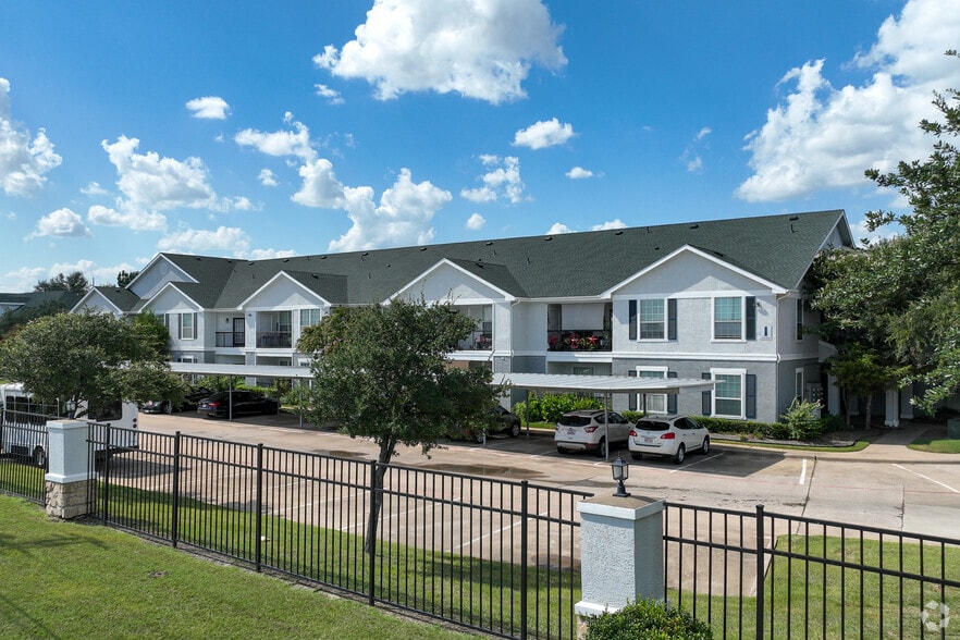 Building Photo - Villas Of Greenville