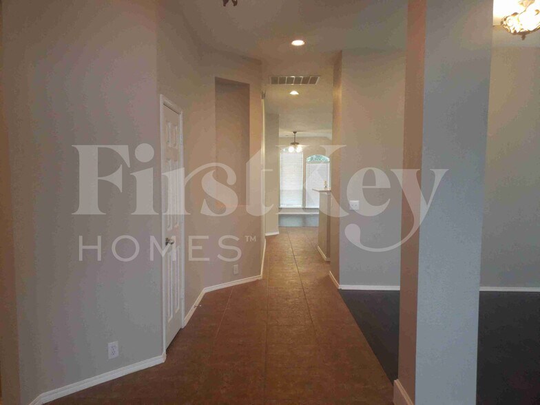 Building Photo - 707 Geary Dr