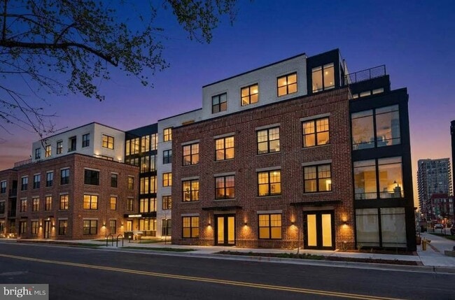 Building Photo - 811 S Columbus St