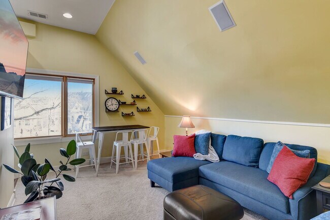 Building Photo - 4451 N Tripp Ave