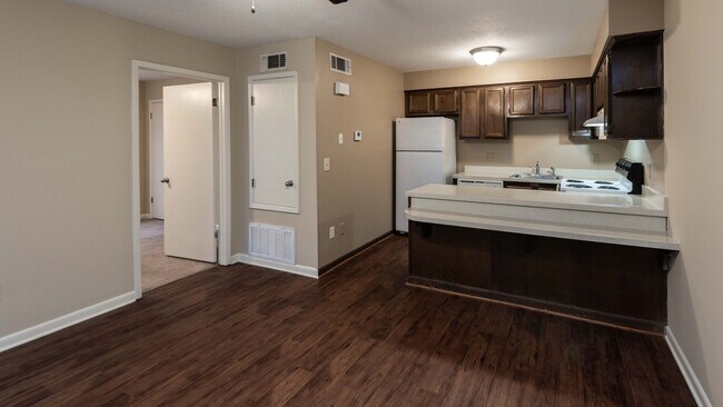 Building Photo - Hardy Manor Apartment Homes