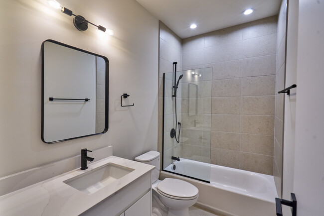 Building Photo - 1405 E 65th Pl