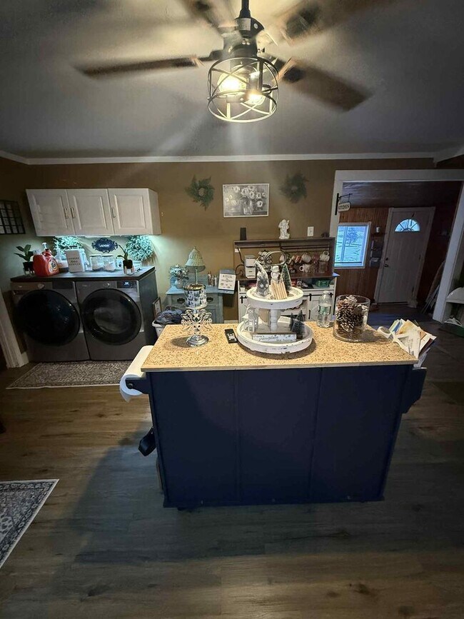 Building Photo - 3 Bedroom single family house