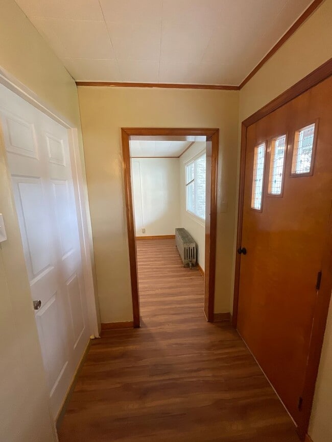 Building Photo - Renovated 3 bed 1 bath with River views fr...