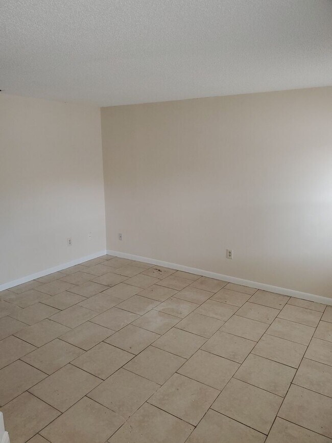 Building Photo - One Bedroom Apartment