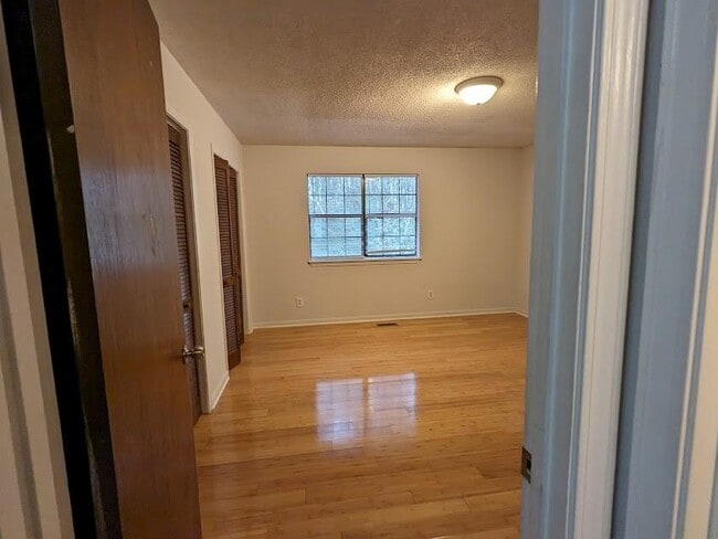 Building Photo - 3751 Oakwood Hills Dr