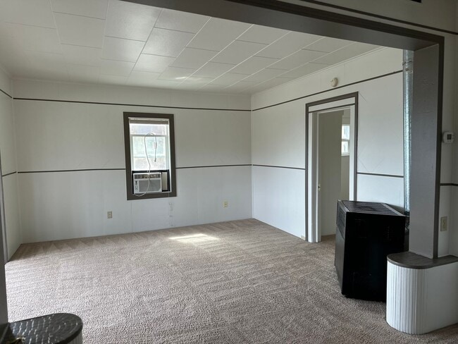 Building Photo - Enoy the picturesque views of Lake Ewauna ...
