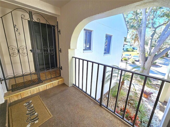 Building Photo - 812 Capri Isles Blvd