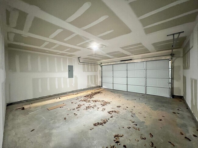 Building Photo - New Home in New Tolar Oaks Neighborhood