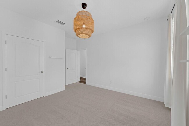 Building Photo - Gorgeous 4 bedroom/3.5 bath estate home fo...