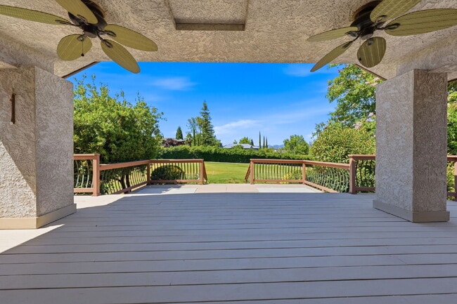 Building Photo - Beautiful Executive Level Rental on Golf Course