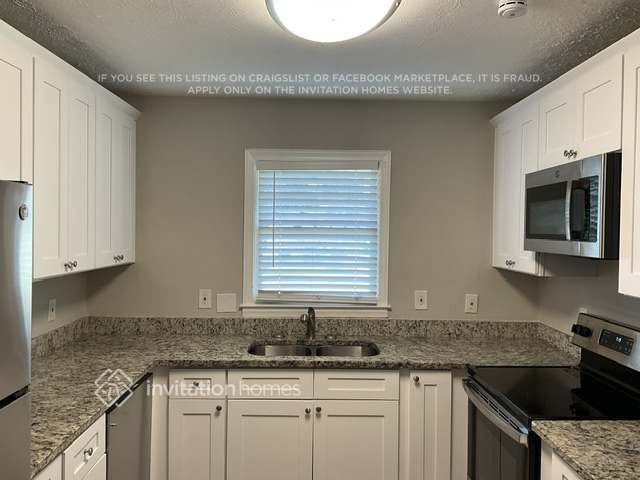Building Photo - 2630 Farmington Dr SW