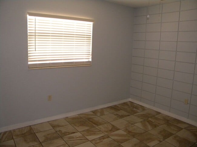 Building Photo - 1031 Royal Palm Ave