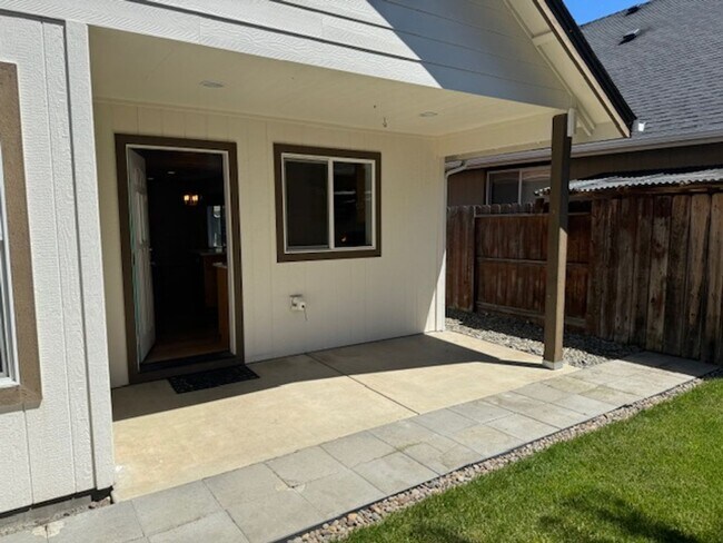 Building Photo - NEW TO MARKET/ 3 BEDROOM HOUSE ON QUIET DEAD END STREET