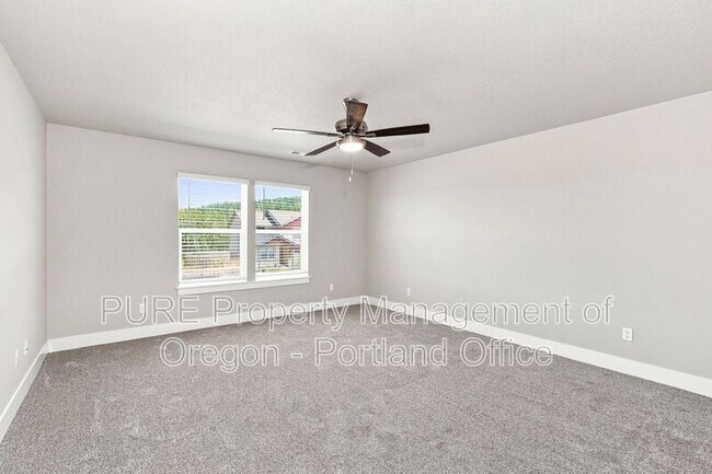 Building Photo - 582 NE Alderwood Dr