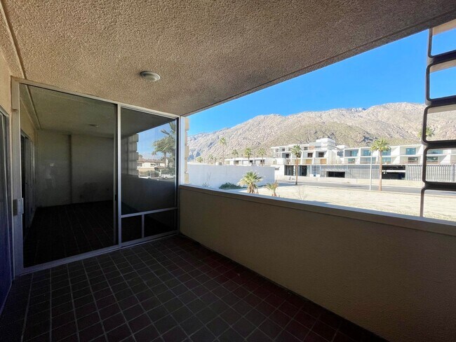 Building Photo - AVAILABLE NOW !! 2 Bedroom 2 Bathroom Cond...