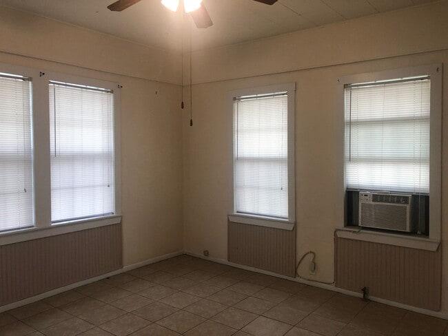 Building Photo - Two bedroom Apartment close to SHSU