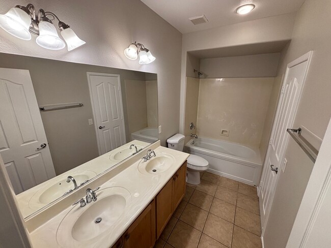 Building Photo - Gorgeous 6Bed/5Bath/4Car, 2-Story Home located in the Mountains Edge