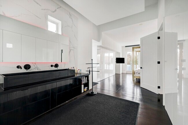 Building Photo - 2200 Harvard St