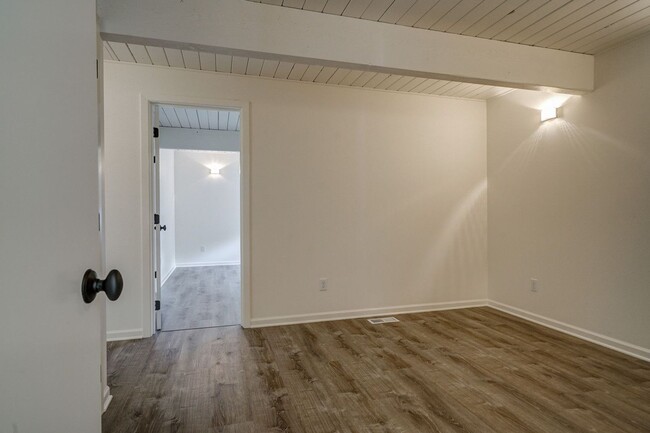 Building Photo - Updated 3 Bedroom 2 Bath Single Level Dupl...